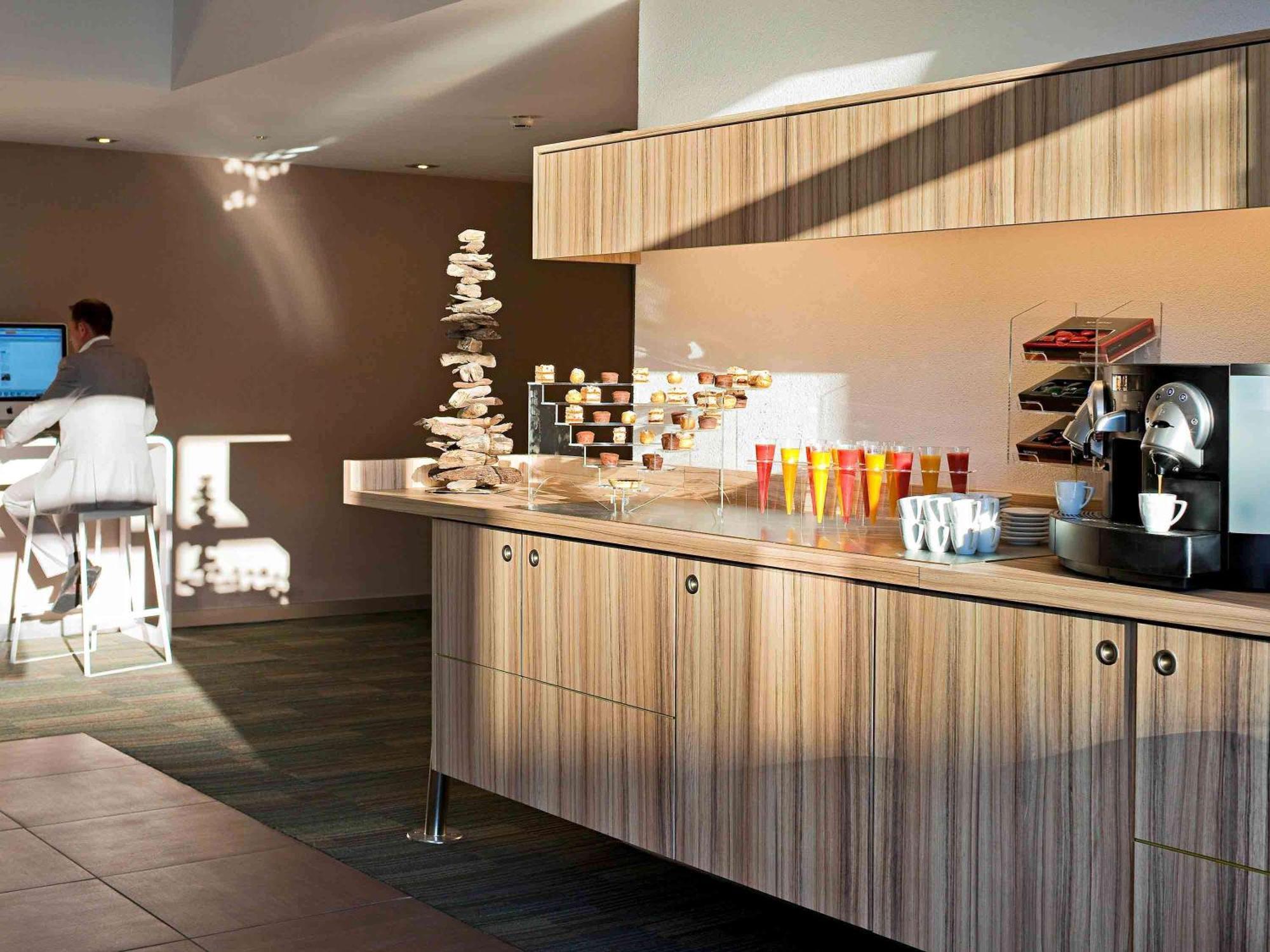 Novotel Lausanne Bussigny Crissier Bagian luar foto